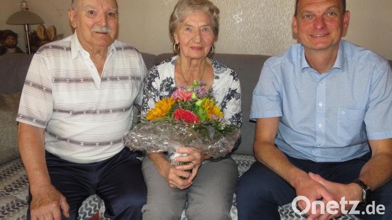 Seit 65 sind Johann und Lina Pöll verheiratet. Bürgermeister Ernst Schicketanz (rechts) überbringt Glückwünsche. Bild: adj