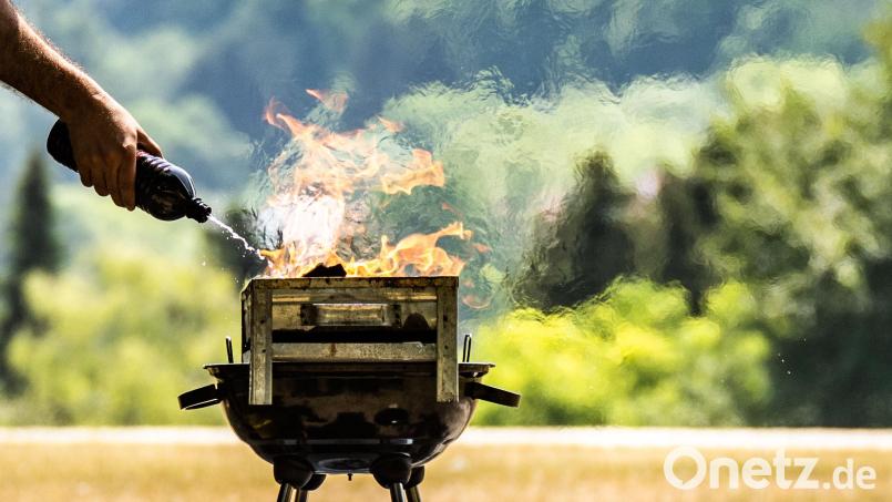 Eine Stichflamme traf einen 24-Jährigen nachdem ein 20-Jähriger Spiritus in die glühende Holzkohle schüttete. Symbolbild: Frank Rumpenhorst