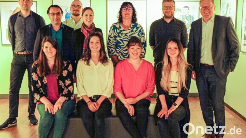 Sie schicken den Amberger Ferienpass in die erste Runde: Oberbürgermeister Michael Cerny (stehend von links), Schreibzeug-Inhaberin Sabine Heindl, Stadtmueumsleiterin Julia Riß, Sebastian Voigt und Ahmet Gürler von der Spielewelt, Museumsmitarbeiter Michael Herzog sowie (vorne von links) Nadine Gräml, KoJa Amberg, Marlen Duschner vom Stadtjugendring Amberg, Ina Bogner vom Stadtmarketing und Christina Frick vom Jugendzentrum Klärwerk . Bild: Sibylle Sandner, Stadt Amberg/exb