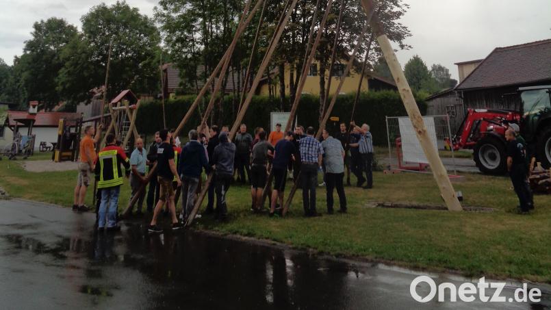 Mit Muskelkraft wird der Kirwabaum hochgestemmt. Bild: amö