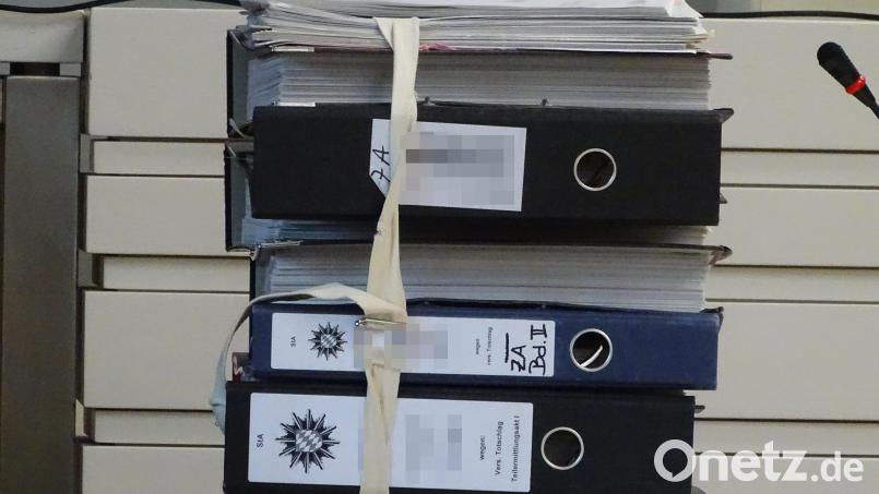 Ein Aktenstapel, in dem die Leiden eines kleinen Mädchens zusammengefasst sind. Was die Kripo Amberg ermittelte und niederschrieb, wird nun dem Bundesgerichtshof für seine Entscheidung zur Verfügung stehen. Bild: Houschka