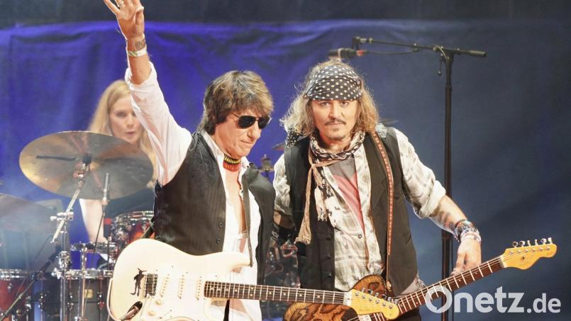 Der britische Gitarrist Jeff Beck (l) und US-Schauspieler Johnny Depp treten in der Royal Albert Hall auf. Archivbild: Raph Pour-Hashemi/dpa
