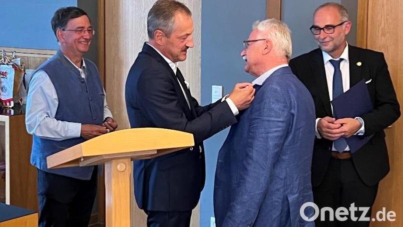 Das Bild zeigt von links nach rechts den neuen Präsidenten Dr.-Ing. Gerd Hartfeld, den scheidenden Präsidenten Otmar Ziesler, sowie die geehrten Mitglieder Dr.med. Friedrich Keller und Peter Scheitinger. Bild: Ulrike Laupichler/exb