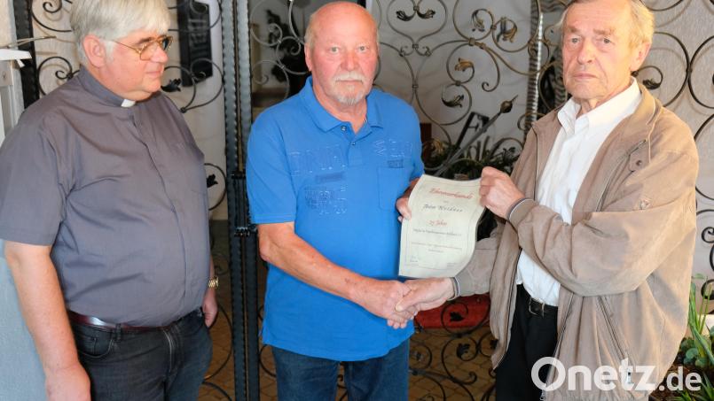 Seit 25 Jahren ist Anton Weidner (Bildmitte) Mitglied des Kapellenbauvereins. Es gratulierten Vorsitzender Bruno Uhl (rechts) und Stadtpfarrer Thomas Jeschner. Bild: do
