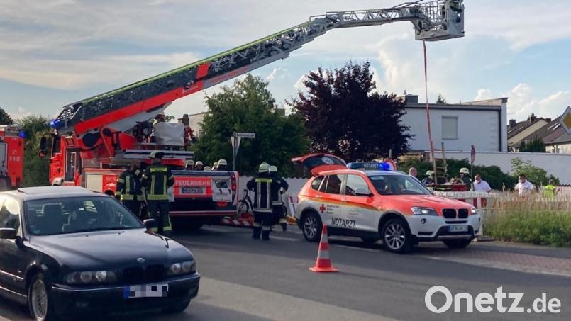 Mit der Drehleiter befreien Feuerwehr und Sanitäter einen Mann aus einer Baugrube in der Mooslohstraße. Bild: Christine Ascherl