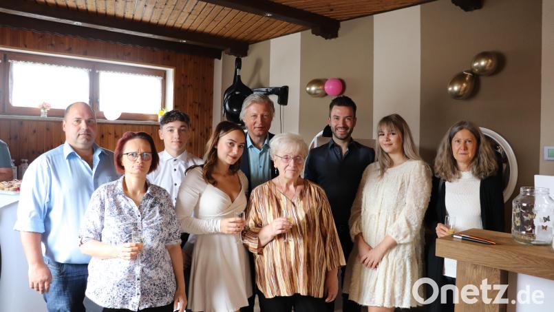 Besonders stolz war Oma Ingrid Sailer (Vierte von rechts) bei der Geschäftsübergabe ihres Friseursalons an ihre Enkelin Romy Heindl (Vierte von links). Zur Neueröffnung in der altbewährten Adresse gratulierten neben Familie und Freunde auch Berufsschullehrerin Ingrid Wolkersdorfer (rechts) und Bürgermeister Lothar Müller (hinten Mitte). Bild: flt