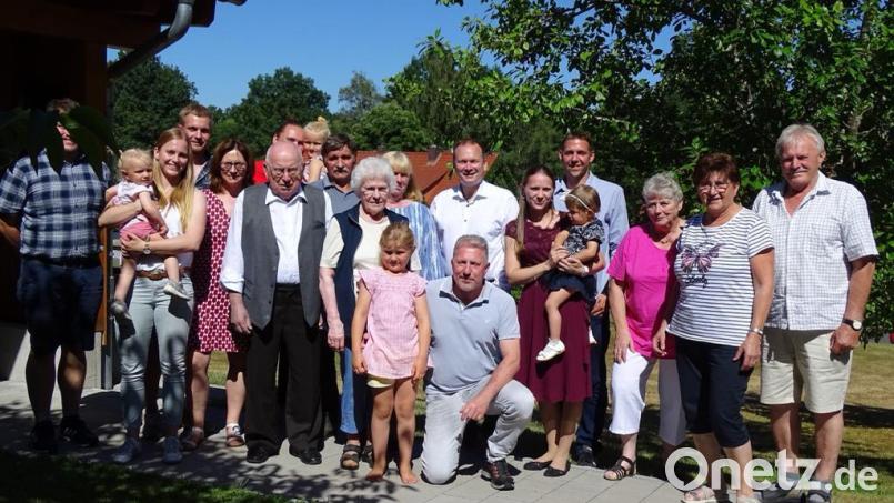 Sigmund und Rita Popp (vorne, Dritter und Vierte von links) feierten im Kreis ihrer Kinder, Enkel, Urenkel und Geschwister. Bild: hai
