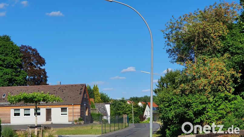 Die Stadt Windischeschenbach will sämtliche Straßenlaternen wie hier in der Bergstraße auf LED-Beleuchtung umrüsten. Bild: Lowak