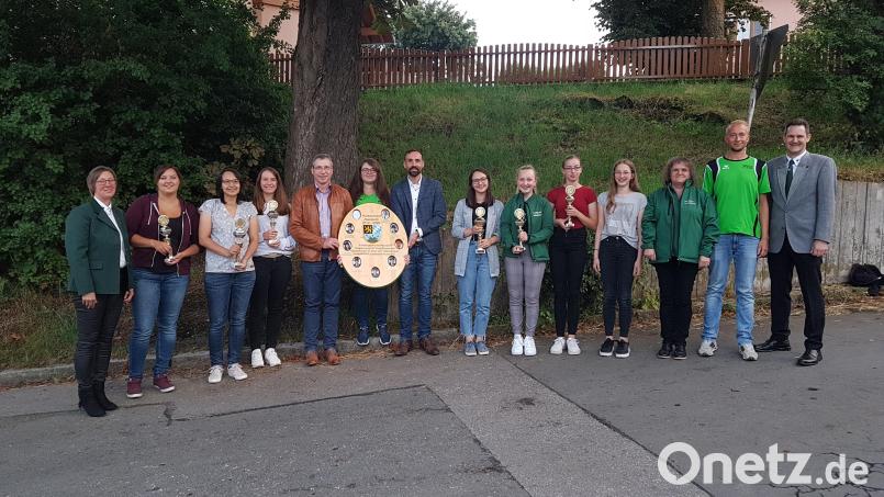 Marktmeister 2022 ist Nicole Wittmann (Mitte mit Meisterscheibe) vom Schützenverein „In Treue fest“ Gebhardsreuth-Grub-Isgier. Auch die Gewinner der Pokale, des Damenwettbewerbs, des Luftpistolenwettbewerbs, der Alters- und Seniorenklassen, der Jugend und Schüler freuen sich riesig. Bürgermeister Armin Bulenda (rechts neben Meisterscheibe) sowie Schützenmeisterin Claudia Kraus (links) und Sportleiter Johannes Hanauer (rechts) gratulieren. Bild: gi