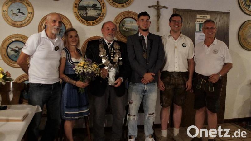 Fritz Loew, Vanessa Hierl, Josef, Kurzwart, Jonathan Schmid, Stefan Widder und Hans-Erich Jenke (von links) sind hier nach der Königsproklamation der Armbrustschützen zu sehen. Bild: Johannes Schweiger/exb