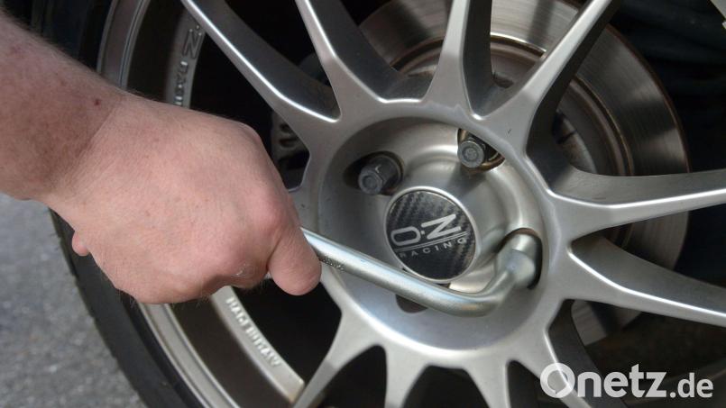 Vier Radmuttern wurden am Auto einer 40-Jährigen gelöst. Die Frau bemerkte die Tat noch rechtzeitig. Symbolbild: Peter Steffen/dpa