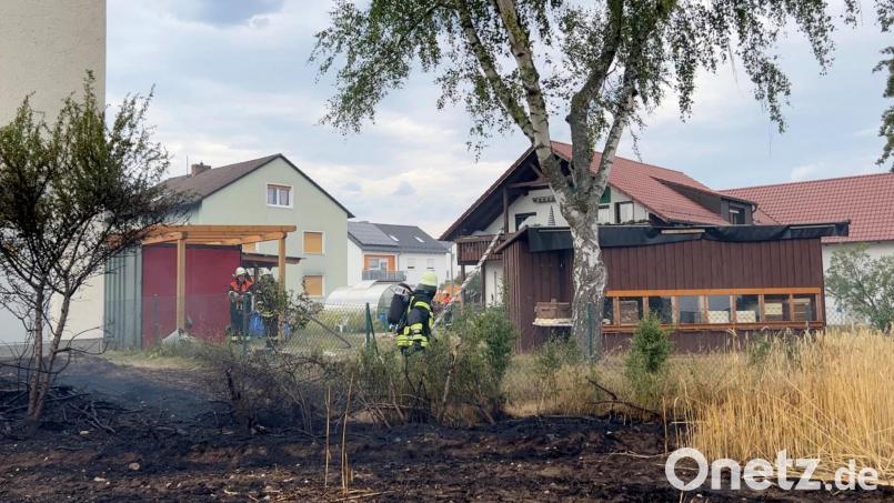 Bis an die Grundstücke der Anwohner am nordöstlichen Ortsrand von Etzenricht hatten sich der Brand am Donnerstag ausgebreitet. Bild: Lowak