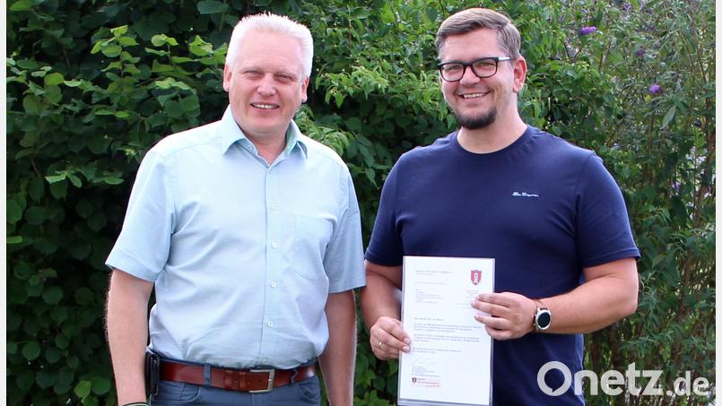 Bürgermeister Jürgen Kürzinger wünscht dem neuen Integrationsbeauftragten Jan Wiltsch alles Gute für sein Ehrenamt. Bild: lep