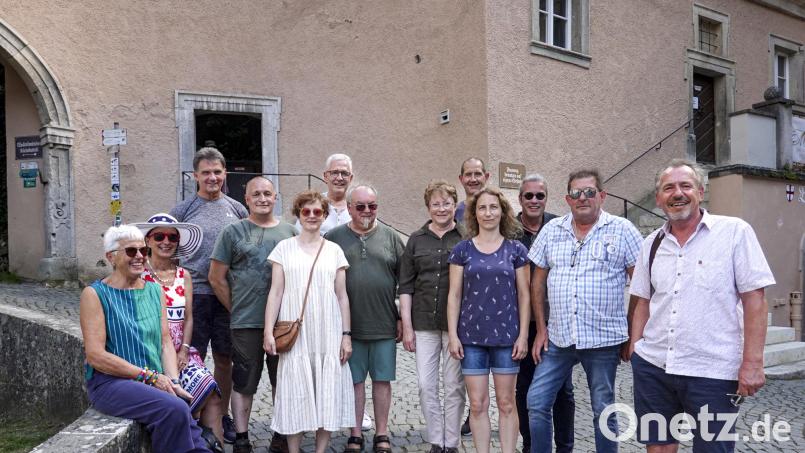 Die Geschäftsführer Petra Schmidtkonz (links) und René Mühlmeier (rechts) ehrten treue Mitarbeiter: (von links) Doris Lamml, Hans Hoffmann, Stefan Gleißner, Lucia Meierl, Wolfgang Birner, Raimund Kraus, Johanna Völkl, Alexander Zwerenz, Manuela Pecher, Sven Raskob und Stefan Sattler. Bild: Mühlmeier GmbH/exb