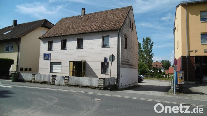 Schon lange steht das Haus der Familie Seidel in Hahnbach leer. Nun soll es abgerissen werden, damit hier Parkplätze geschaffen werden können. Bild: mma