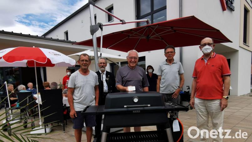 AWO-Vorsitzender Fritz Möstl dankt Kassier Egbert Kohl, Vorsitzenden Herbert Lanz, Schriftführer Gregor Härtl und Stellvertreter Peter Kleber (von rechts) für die Spende. Bild: gz