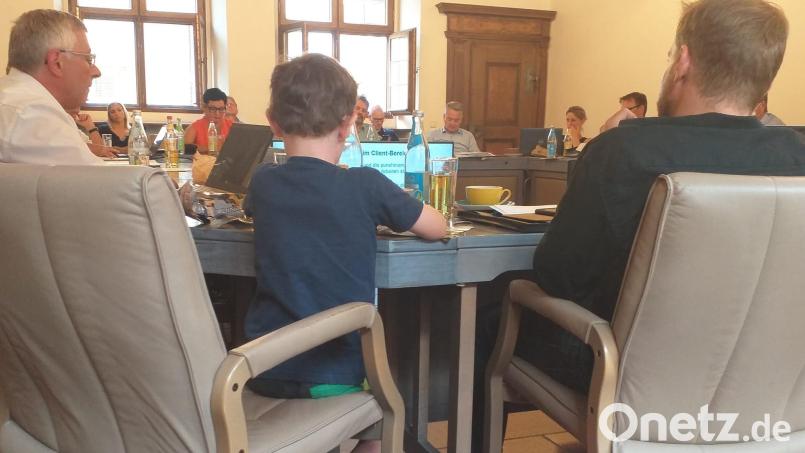 CSU-Fraktionsvorsitzender Matthias Schöberl (rechts) machte im Hauptverwaltungs- und Finanzausschuss Politik, sein sieben Jahre alter Sohn Hausaufgaben. Bild: tk