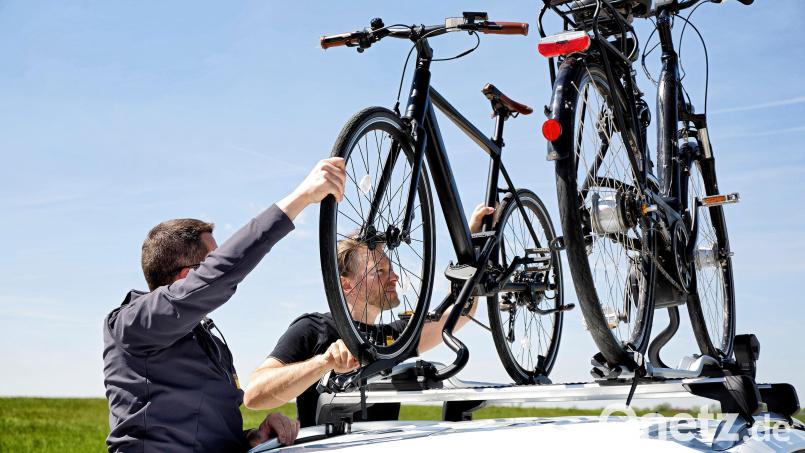Zum Themendienst-Bericht vom 14. Juli 2022: Huckepack: Wer mit dem Auto Fahrräder transportieren will, kann das auch auf dem Dach machen. Bild: Ralph Wagner/dpa