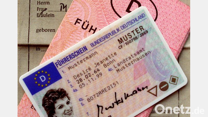 Nach und nach müssen Führerscheine erneuert werden: Die Jahrgänge 1953 bis 1958 müssen ihren Lappen bis 19. Juli umtauschen. Archivbild: Norbert Försterling/dpa