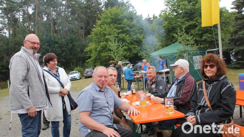 Die derzeitige Situation ist für Geflügelzüchter nicht das Gelbe von Ei, wie der Vorsitzende des Geflügelzuchtvereins Schnaittenbach-Hirschau Gerhard Heindl (sitzend, vorne links) gut begründet erläutert. Bild: ads