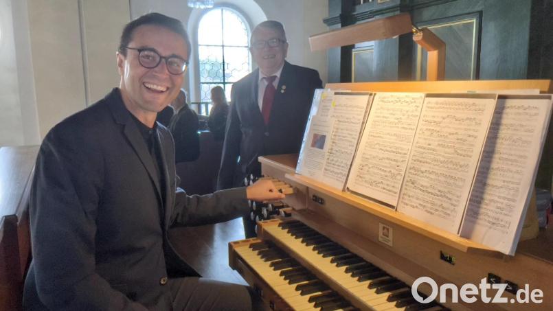 Organist Christian Schmitt mit Fördervereinsvorsitzenden Hubert Reimer Bild: eib