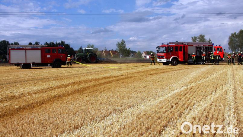 Feuerwehrautos auf Feldern sind derzeit im Landkreis Tirschenreuth keine Seltenheit. Am Donnerstag mussten Aktive der Feuerwehren Wiesau und Fuchsmühl ein Feuer auf einem abgeernteten Getreidefeld löschen. Bild: Werner Robl