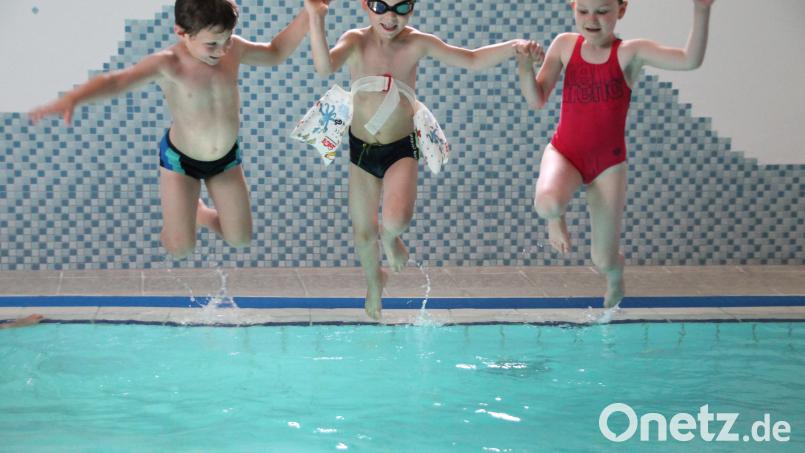 Tännesberger Kinderhaus-Kinder haben Spaß im Wasser. Bild: Manuela Hinkel/exb