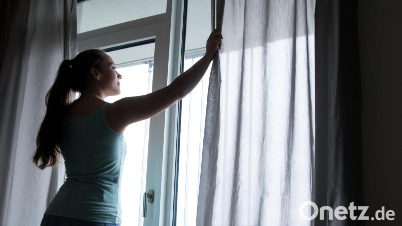 Fensterscheiben sollten an heißen Sommertagen abgedunkelt werden, damit die Sonnenwärme nicht in den Raum eindringen kann. Also Rollläden runter oder Gardinen zu. Bild: Christin Klose