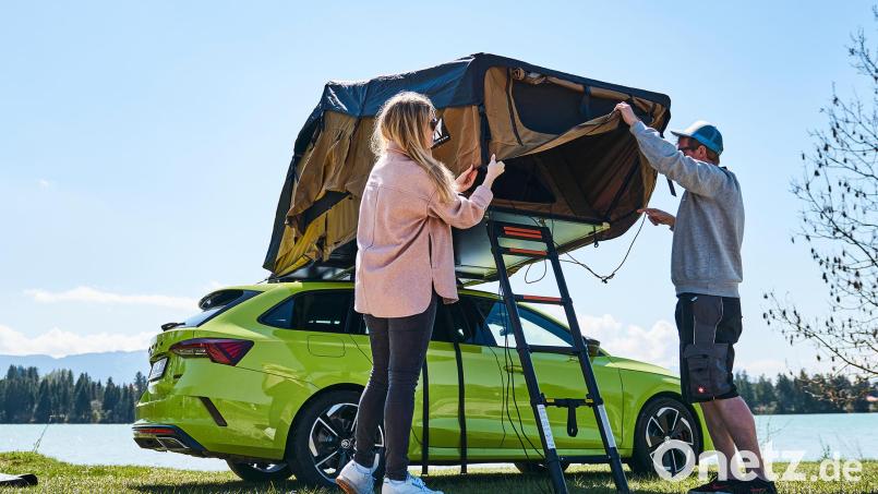 Auf dem Dach zelten? Wer nicht auf dem Boden schlafen will, kann auf Dachzelte zurückgreifen. Sieben Modelle ohne Hartschale hat der ADAC in seinem aktuellen Test überprüft und alle gelobt. Bild: Rasmus Kaessmann