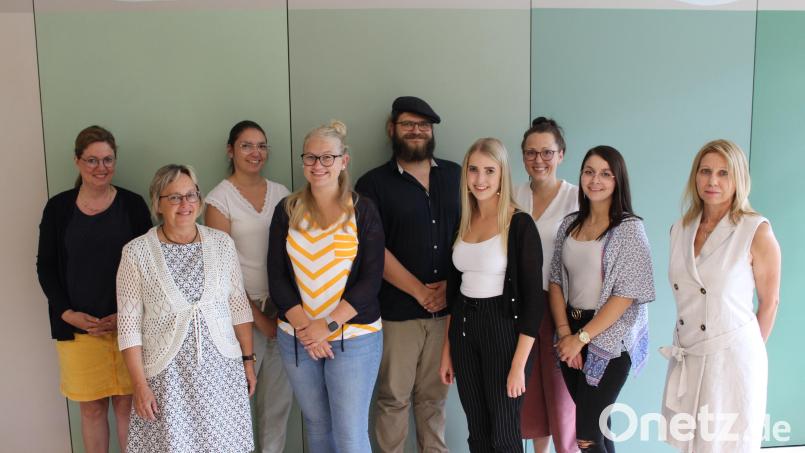 Die Vertreterinnen dreier Kitas in Maxhütte-Haidhof, Schönsee und Schwandorf mit Coach Franz-Xaver Leonhard (Mitte) und den Fachberaterinnen Carola Glötzl (rechts) und Anna Roßkopf (zweite von links). Bild: Hans Prechtl/exb