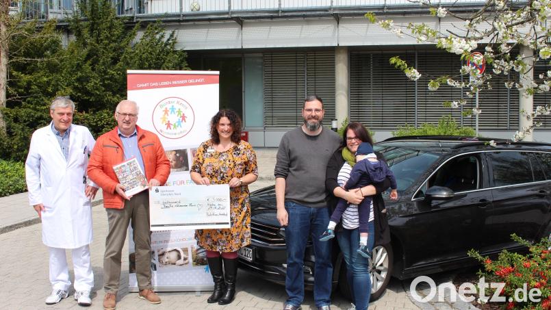 Familie Lehmann gemeinsam mit anderen Spendern bei der Anschaffung eines neuen Fahrzeugs unterstützen zu können, darüber freuen sich (von links): Dr. Fritz Schneble (Chefarzt der Klinik für Kinder- und Jugendmedizin), Herbert Putzer (Vorsitzender der Kinderkrebshilfe Region Oberpfalz Nord) und Marina Frister (Leiterin des Bunten Kreises Nordoberpfalz). Bild: Kliniken Nordoberpfalz, Michael Reindl/exb