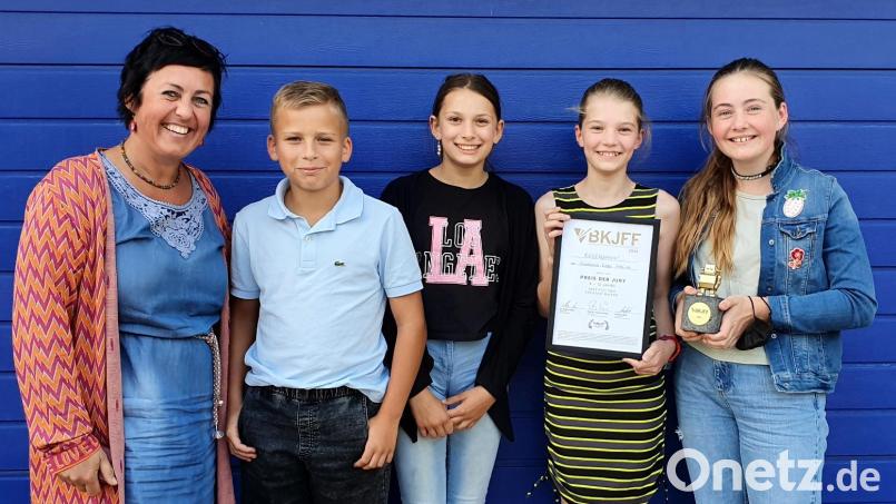 Ganz stolze Filmmacher mit (von links) Betreuerin Elke Beer, Maximilian Fuchs, Annemarie Poh, Hanna Müllner und Fiona Beer. Bild: Egid Spies