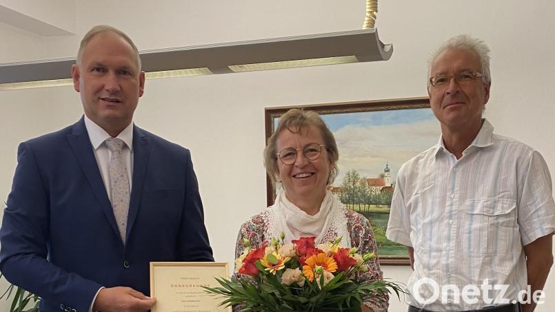 Monika Puff (Mitte) begeht ihr 40-jähriges Dienstjubiläum im Rathaus. Stefan Diedl (links), geschäftsführender Beamter, und Bürgermeister Richard Kammerer (rechts) gratulieren mit Urkunde und Blumen. Bild: sei