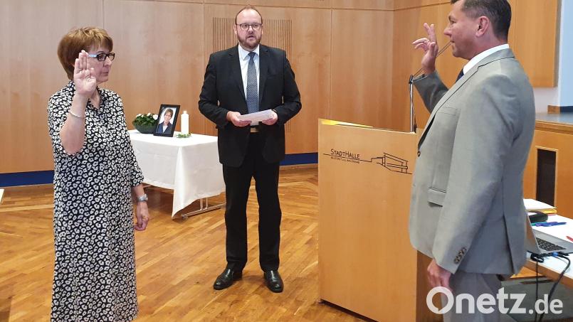 Landrat Andreas Meier vereidigt die Nachrücker Karin Gesierich und Rainer Rewitzer. Bild: Lowak