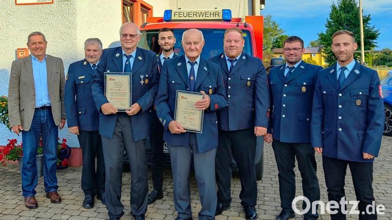 Bei der Ehrung (von links): Joachim Neuß, Kreisbrandinspektor Hans Sperber, Bernhard Bachmann, Jan Albersdörfer, Gerhard Klier, Fabian Schwemmer, Daniel Winter und Sebastian Schwemmer. Bild: Feuerwehr Ranna