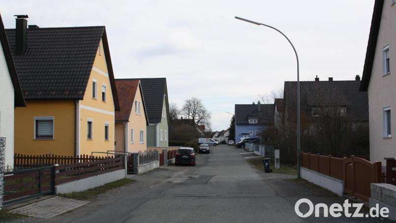 Sieben bis zehn Jahre Planungs- und Bauarbeiten dürften nach Bürgermeister Bernhard Stangls Einschätzung nötig sein, um die Steinbühl-Siedlung nachhaltig zu modernisieren. Bild: bjp