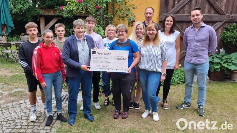Spendenübergabe: 1000 Euro gehen nach dem Landkreislauf von EMZ an die Tafel Nabburg. Bild: Martina Richthammer-Luber/exb