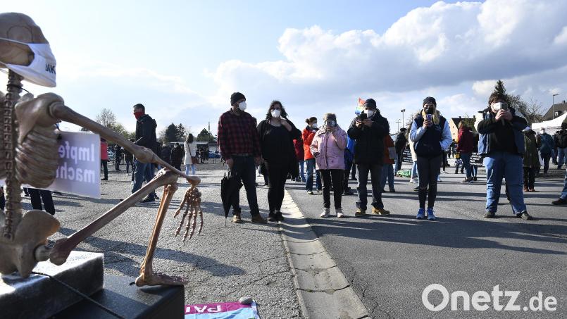Das Impfskelett links im Bild zeigt schon: Bei der Demo von 150 Corona-Kritikern und Querdenkern am Dultplatz im Mai 2021 sollte wohl auch provoziert werden. Die Polizei stellte an diesem Tag drei Anzeigen aus – unter anderem wegen gefälschter Atteste wegen der Maskenpflicht. Archivbild: Petra Hartl