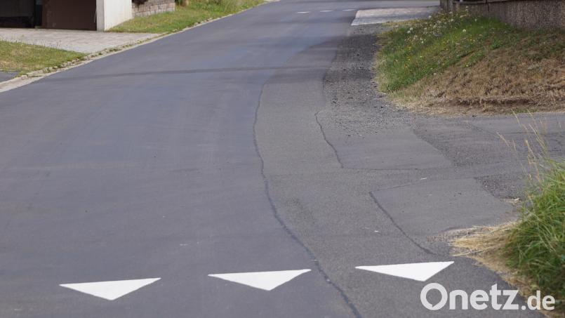 In Kulmain sind in der Schulstraße sogenannte Haifischzähne zur Sicherheit der Kinder aufgetragen worden, informierte Bürgermeister Günter Kopp. Die nicht amtlichen Kennzeichnungen sollen die Verkehrsteilnehmer zur Vorsicht mahnen. Bild: bkr