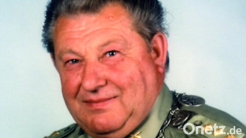 Ehrenschützenmeister Georg Franz, in Uniform mit der Schützenkönigskette, in noch jüngeren Jahren. Archivbild: no