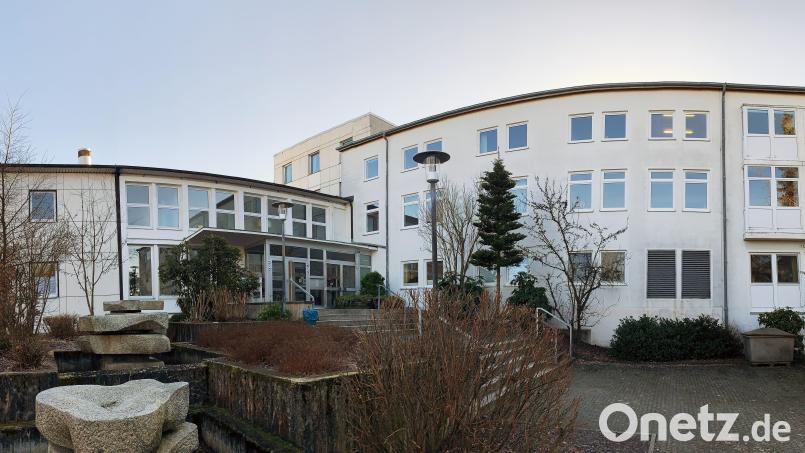 Das Krankenhaus Neustadt/WN ist das größte Gebäude auf dem Felixberg in Neustadt. Der Kaufvertrag ist nach Auskunft der Kliniken Nordoberpfalz AG unterschrieben aber noch nicht vollständig rechtlich umgesetzt. Bild: Gabi Schönberger