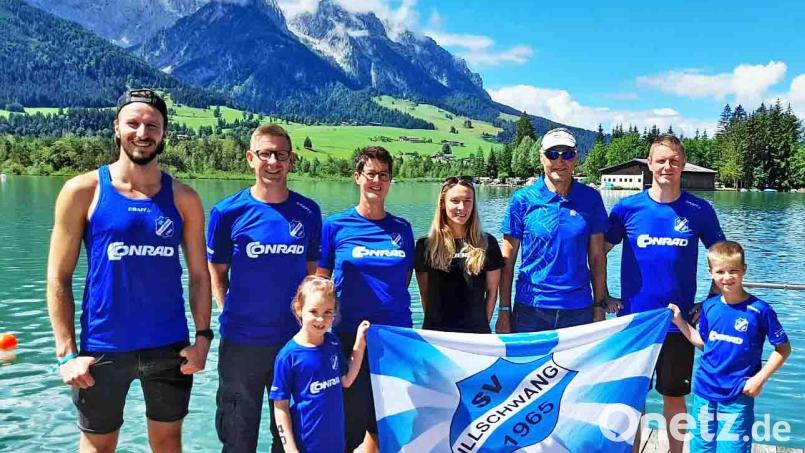 Abgekämpft aber glücklich am Ufer des Walchsees (von links): Sven Burger, Jürgen Übler, Nikkola Übler, Heike Uhl, Hans Loos und Stefan Übler; die Fahne des SVI halten Ida und Max Übler. Bild: no