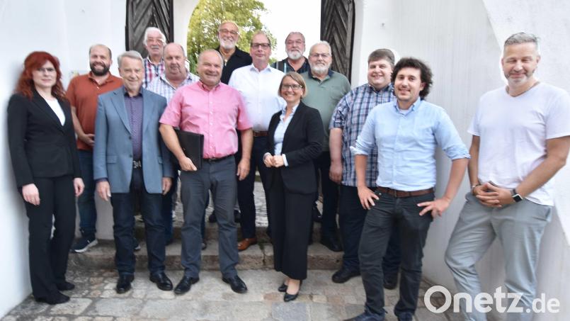 der Vorstand mit dem wiedergewählten Kreisvorsitzenden Manfred Lubrich (Mitte/rötliches Hemd und Mappe), der CSU-Bundestagsabgeordneten Susanne Hierl (rechts daneben), Illschwangs 1.Bürgermeister Dieter Dehling (3. von rechts) und dem stellvertretenden Vorsitzenden des CSU-Ortsverbands Illschwang Mathias Wenkmann (rechts). Bild: no