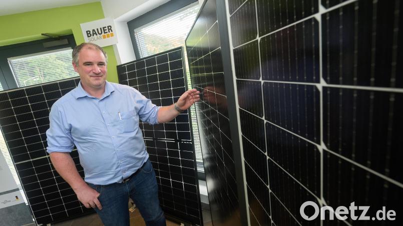 Alan Hughes betreibt als Franchisenehmer der Firma Enerix einen eigenen Photovoltaikbetrieb. Bild: Thomas Frey/dpa