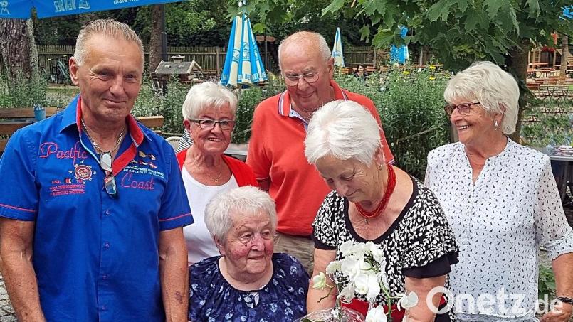 AWO-Vorsitzende Hilde Zebisch gratuliert Christa Wladika zum 100. Geburtstag. Auch Freunde aus Weiden kamen, um mit Nichte Marion Herbig (Zweite von links) und der Familie zu feiern. Bild: R. Kreuzer
