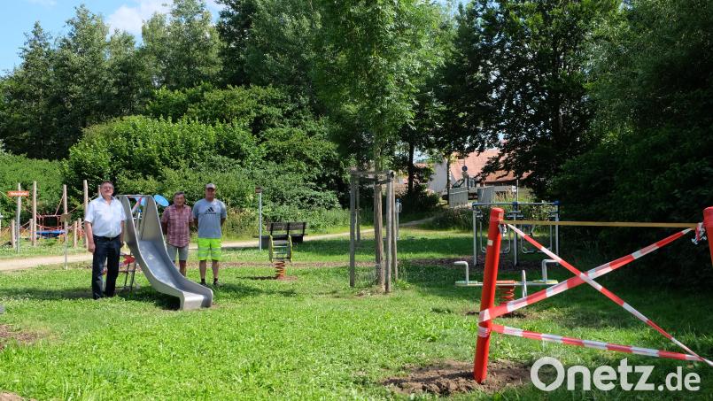 Bürgermeister Hans-Martin Schertl, Heinrich Zinnbauer und Bauhofmitarbeiter Hans Rösch (von links) begutachten die neuen Spielgeräte. Bild: Stefanie Gradl