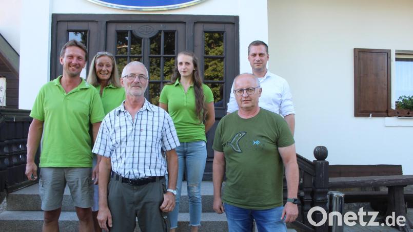 Thomas Lindner (vorne, von links) und Helmut Pöllath übergaben ihre Vorstandsposten an (hinten, von links) Horst Serfling Andrea Pfreundtner. Karola Hausmann und Bürgermeister Wolfgang Söllner dankten und gratulierten. Bild: soj