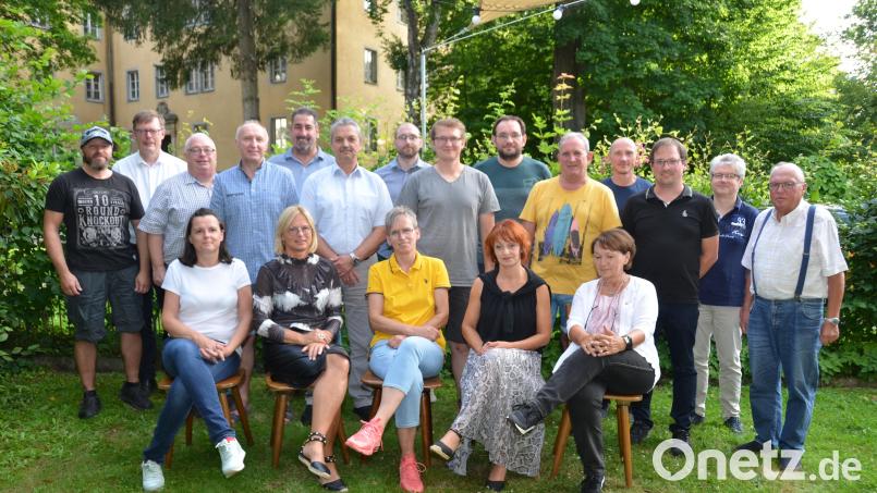 OWV-Vorsitzender Erwin Scholz (rechts) ehrt langjährige Mitglieder. Volker Wappmann (hintere Reihe, Zweiter von links) ist seit 50 Jahren treu. Bild: dob