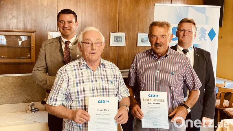 Landrat Thomas Ebeling (links), und Ortsvorsitzender Adolf Hammer (rechts) überreichten Erwin Biersl (Zweiter von links) und Josef Baumer (Dritter von links) die Ehrenurkunde. Bild: CSU-Ortsverband Teunz/exb