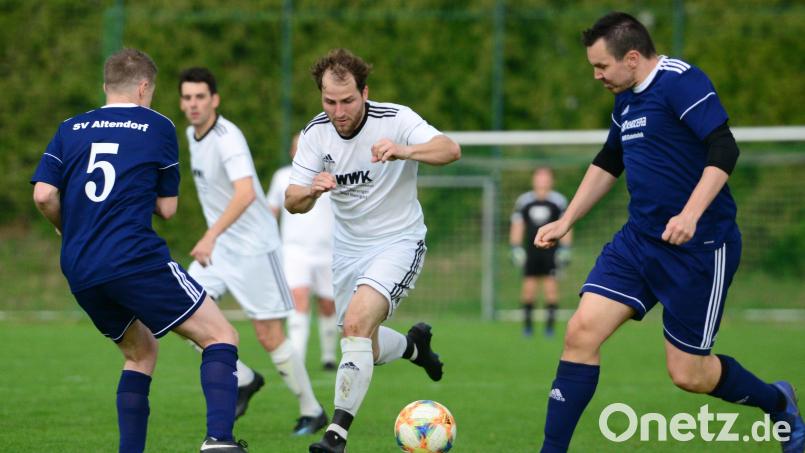 Ab durch die Mitte: Florian Weingärtner (Mitte) und die Aufsteiger aus Dieterskirchen werden auch beim Auftaktderby in Pertolzhofen an ihrer unbekümmerten Spielweise festhalten. Archivbild: mhs